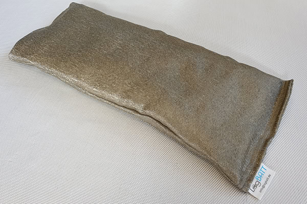 En brun stoffpute ligger på en hvit overflate.