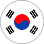 Sør-Koreas flagg med hvit bakgrunn, Taeguk-symbolet i midten og svarte trigrammer.